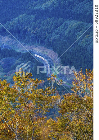 板谷渓谷を走る山形新幹線　俯瞰 69922310