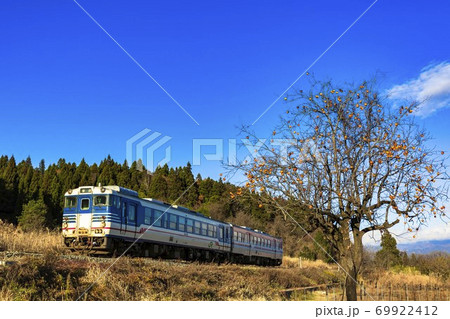 残し柿と磐越西線の列車 福島県喜多方市 残し柿と磐越西線の列車 福島県喜多方市 69922412