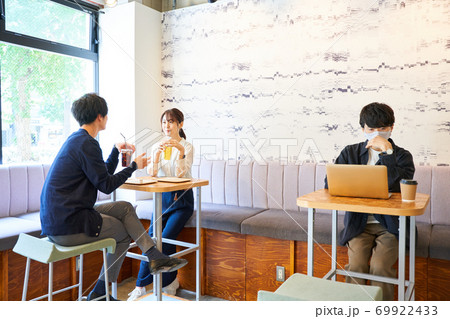 カフェでくつろぐ男女 カフェでパソコンを開く男性 カフェでくつろぐ男女 カフェでパソコンを開く男性 69922433