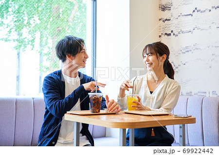 カフェでくつろぐ男女　カフェでパソコンを開く男性 69922442