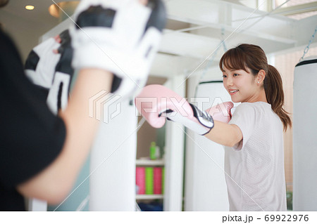 ミット打ちをする女性 69922976