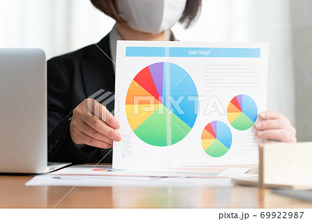 ビジネス 女性 ソーシャルディスタンス ビジネス 女性 ソーシャルディスタンス 69922987