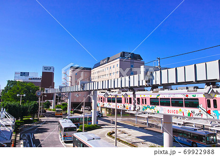 秋晴れの神奈川県大船の街並み。モノレールが走る大船駅東口の風景 69922988