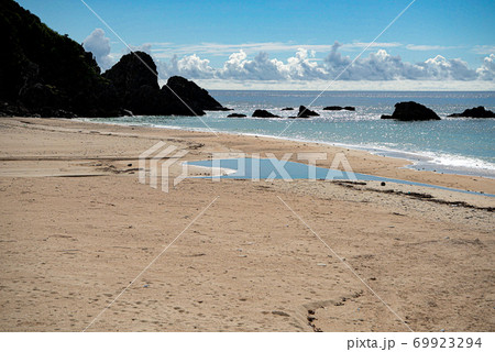 加計呂麻島の徳浜 69923294