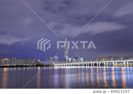 ロッテワールドタワー 蚕室鉄橋 夜景 69923297