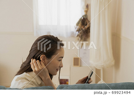 スマホを見る女性 スマホを見る女性 69923494