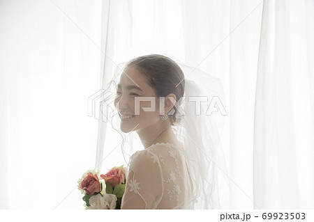 結婚する女性 結婚する女性 69923503