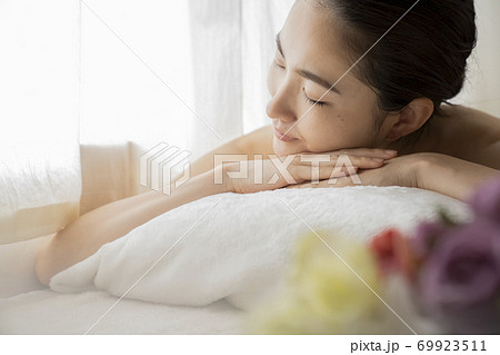 エステを受ける女性 69923511