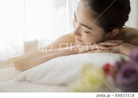 エステを受ける女性 69923518