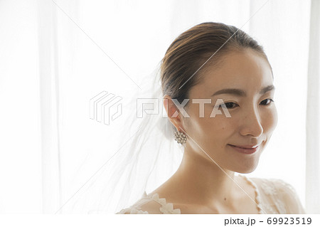 結婚する女性 69923519