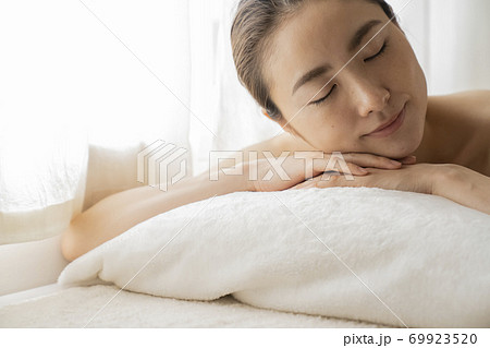 エステを受ける女性 エステを受ける女性 69923520