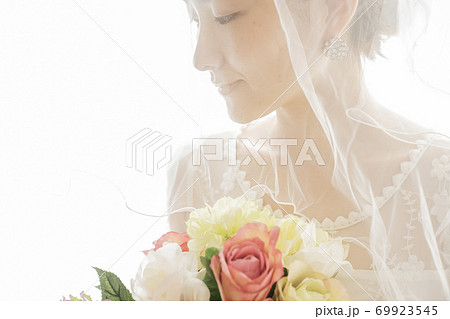 結婚する女性 69923545