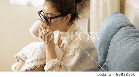 ティータイムを過ごす女性 ティータイムを過ごす女性 69923556