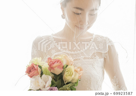 結婚する女性 69923587