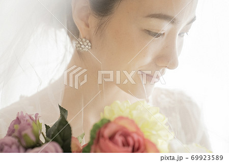結婚する女性 69923589