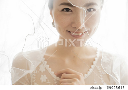 結婚する女性 69923613