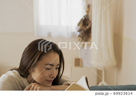 読書をする女性 69923614