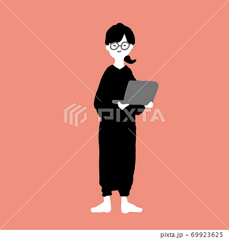 ノートパソコンを持った上下黒服の丸眼鏡の人のイラスト素材