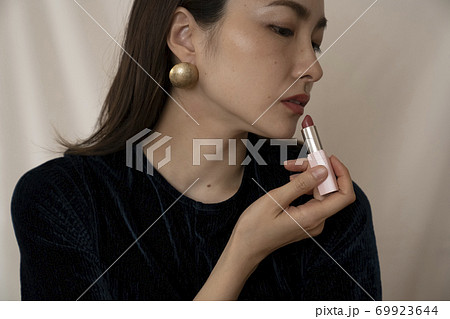 メイクをスル女性 69923644