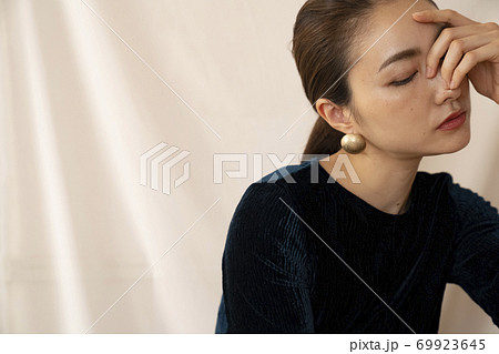 女性のポートレート 69923645