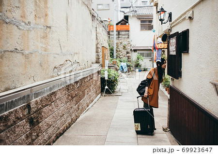 キャリーバッグを持ったニット帽の女性 キャリーバッグを持ったニット帽の女性 69923647