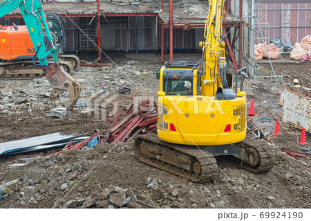 鉄骨造の解体工事で柱を処理する重機 69924190
