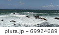志賀島の荒れた海と波 69924689