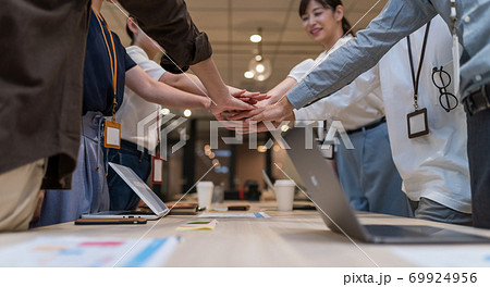 シェアオフィスでのビジネスシーン 69924956