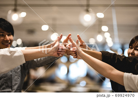 シェアオフィスでのビジネスシーン 69924970