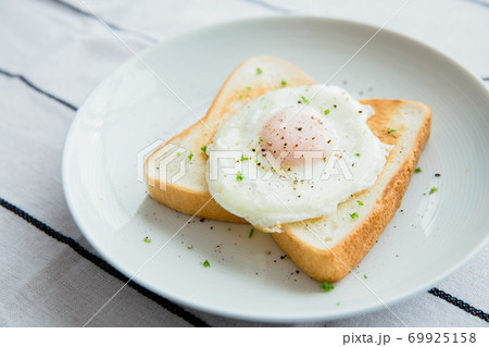 目玉焼きトースト 朝食 目玉焼きトースト 朝食 69925158