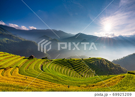 Sunset over Terraced rice field with lens flares, Mu Cang Chai, Yen Bai, Vietnam 69925209