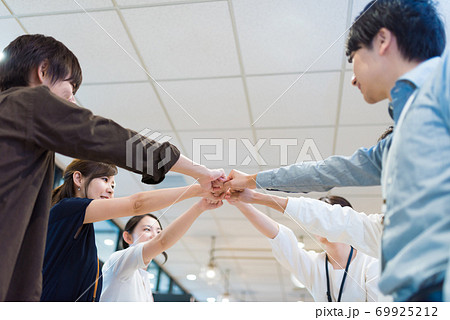 シェアオフィスでのビジネスシーン シェアオフィスでのビジネスシーン 69925212