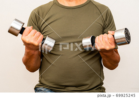 ステイホーム　頑張るシニア　シニアの健康維持 69925245