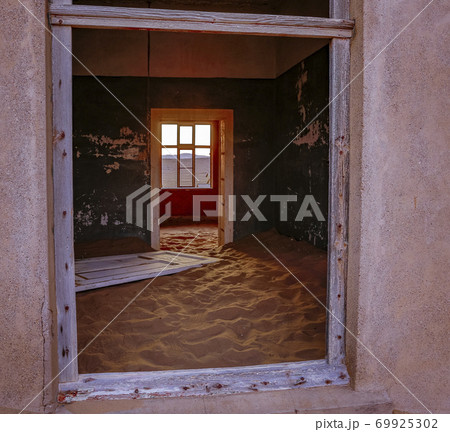 Sand has invaded and taken over these rooms in Kolmanskoppe Sand has invaded and taken over these rooms in Kolmanskoppe 69925302