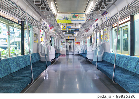 電車の車内 電車の車内 69925330