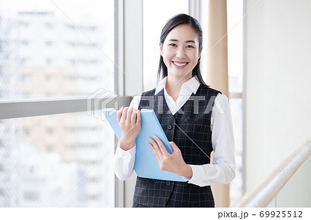 ビジネス　女性 69925512