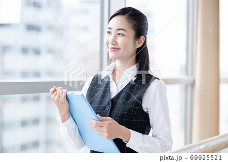 ビジネス　女性 69925521