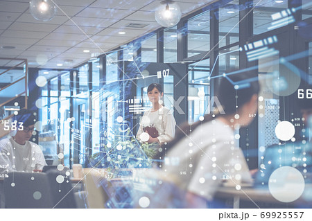 シェアオフィスでのビジネスシーン 69925557