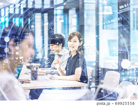 シェアオフィスでのビジネスシーン 69925558