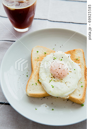 目玉焼きトースト 朝食 目玉焼きトースト 朝食 69925585