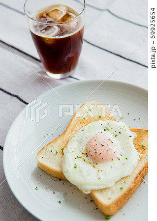 目玉焼きトースト 朝食 目玉焼きトースト 朝食 69925654