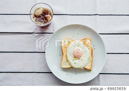目玉焼きトースト 朝食 目玉焼きトースト 朝食 69925659