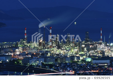 広島県大竹市の大河原山から見た山口県和木町のENEOS麻里布製油所を