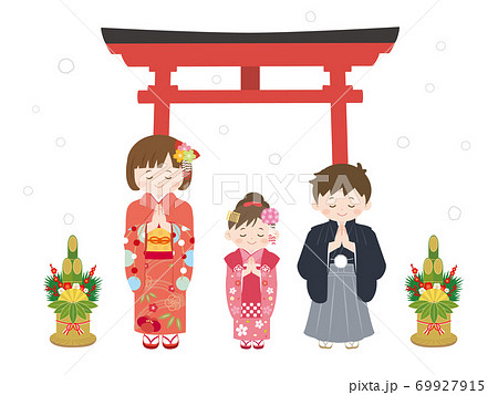 初詣　お参りする子どもたちのイラスト 69927915