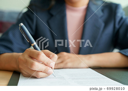 Close-up of hand female customer signs a sales contract are doing business in the office Close-up of hand female customer signs a sales contract are doing business in the office 69928010
