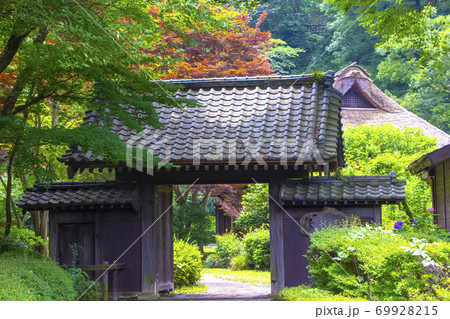 【東京都】初夏の薬師池公園・旧荻野家住宅の門 69928215