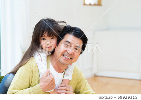 かわいい孫と若いおじいちゃん かわいい孫と若いおじいちゃん 69929315