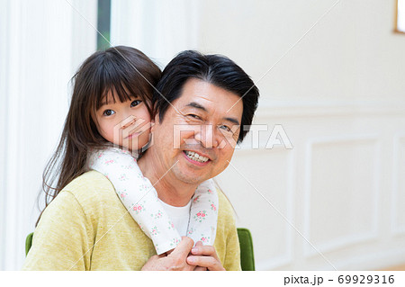 かわいい孫と若いおじいちゃん かわいい孫と若いおじいちゃん 69929316