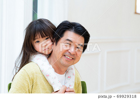 かわいい孫と若いおじいちゃんの写真素材