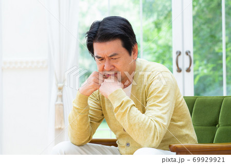 部屋で悩む60代男性 69929921